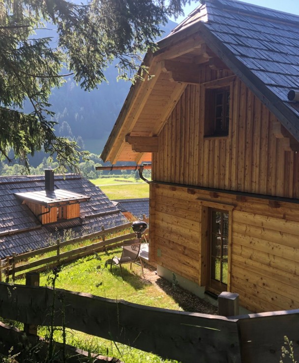 Das Chalet im Sommer mit eigener Terrasse
